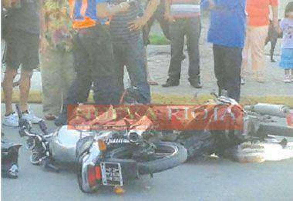 Dos heridos en tremendo choque de frente entre dos motocicletas
