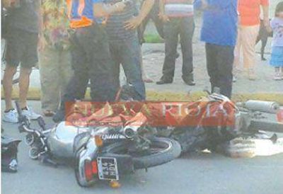Dos heridos en tremendo choque de frente entre dos motocicletas