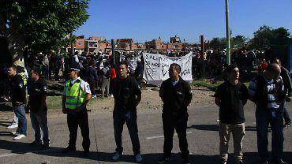 Tensi�n en Lugano: el juez orden� el desalojo y los ocupas organizan barricadas para evitarlo