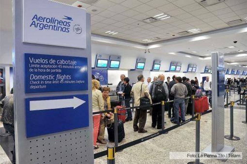 Intenso movimiento en Aeroparque por el fin de semana largo