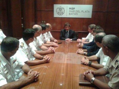 El intendente Pulti distingui� a los capitanes de las Fragatas que arribaron a la ciudad