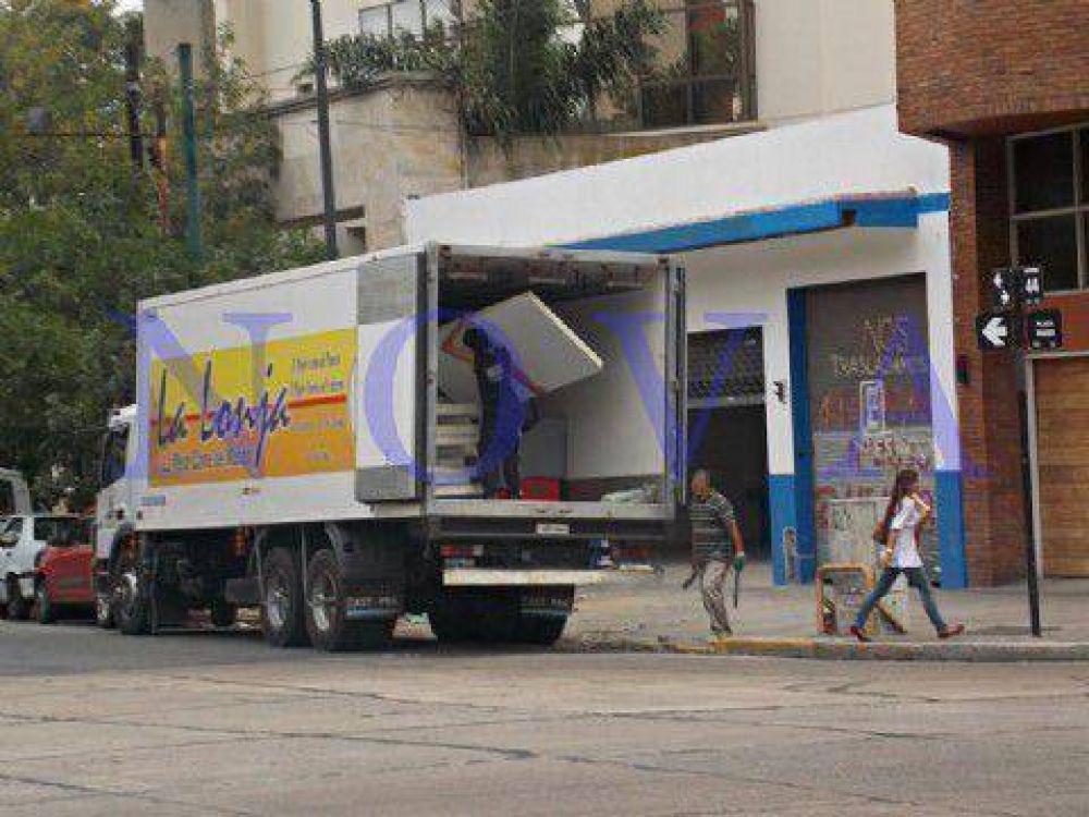 Bronca por la clausura: desarman el predio del Mercado Central en Plaza Paso
