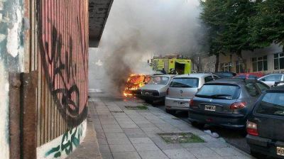 Incendiaron un auto en Diagonal Alberdi y Santa Fe