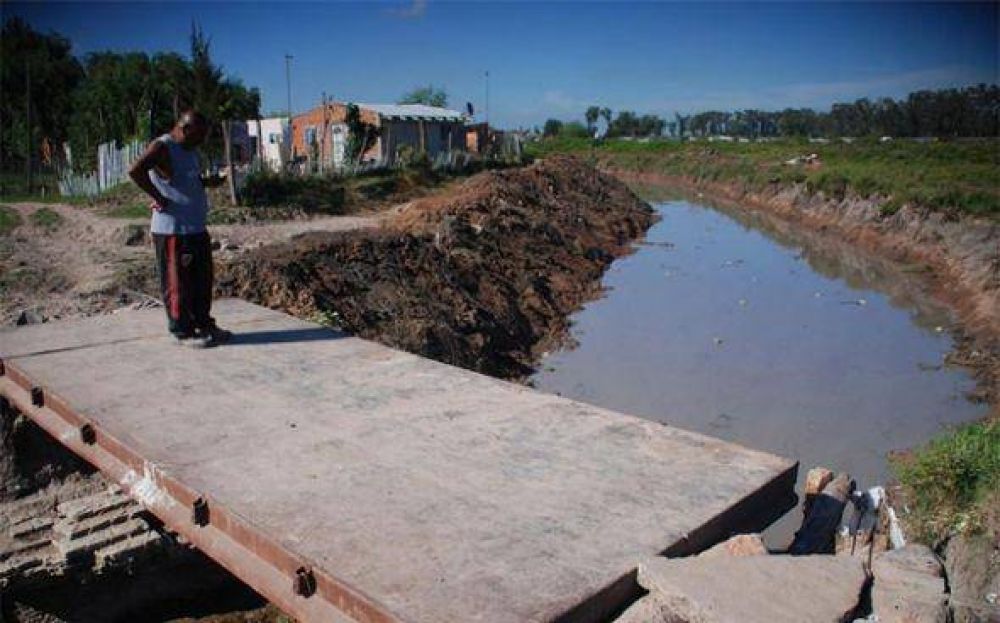Ensanchan un arroyo para �frenar� la delincuencia en un barrio de Pilar