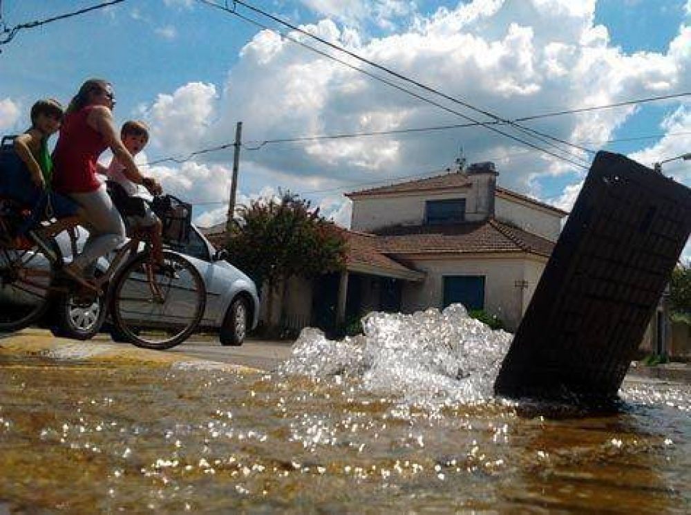 Importante p�rdida de agua en pleno centro