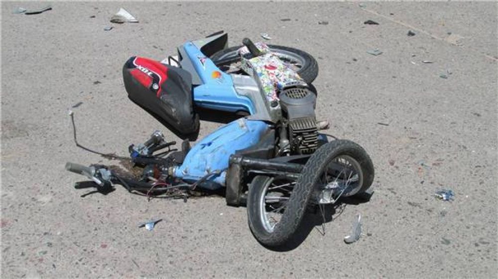 Un joven motociclista result� con heridas leves tras chocar contra una camioneta