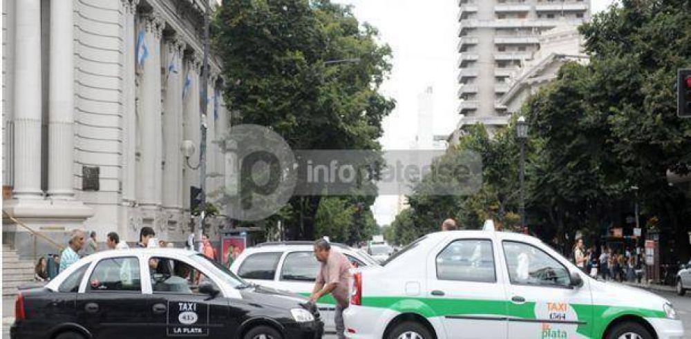 Protesta de taxistas en 7 y 48
