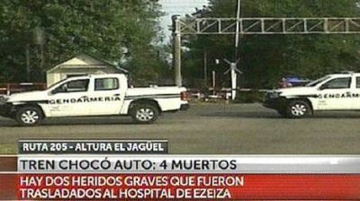 Un tren arroll� a un auto: cuatro gendarmes muertos