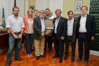 Diputados contribuyen con la reconstrucci�n de un club de rugby de La Plata