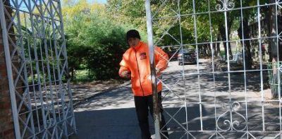 Investigan enterramientos dobles en el Cementerio platense