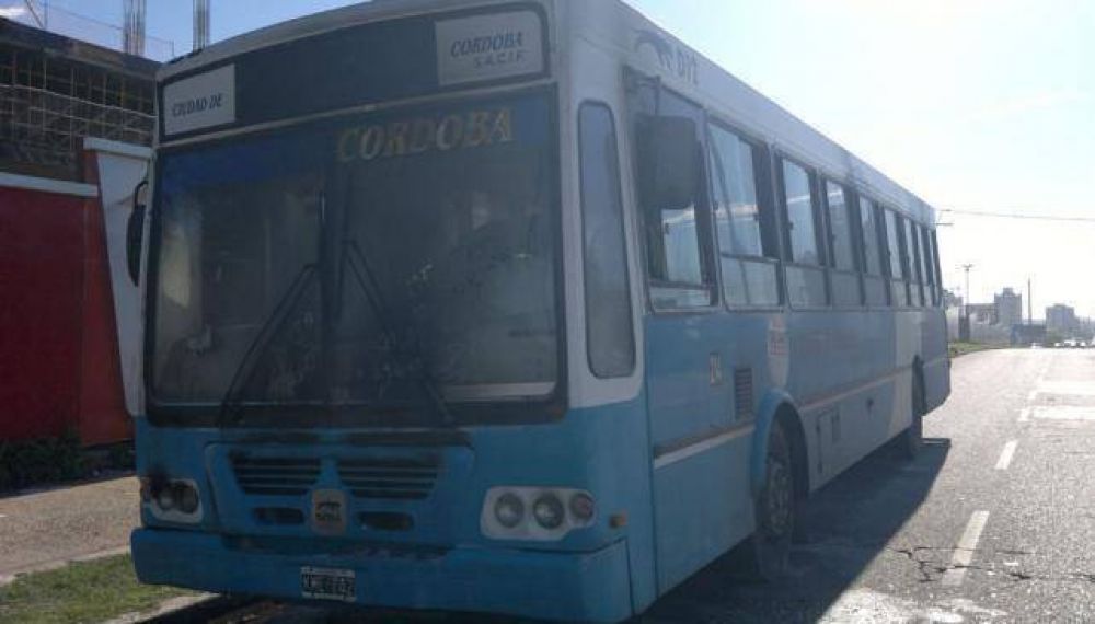 Se incendi� parte de un colectivo de Ciudad de C�rdoba al que no le andaba el matafuego