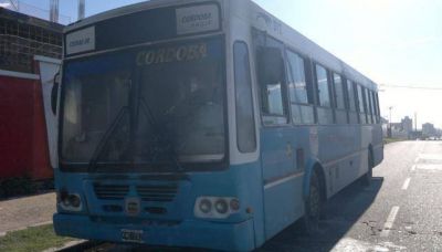 Se incendi� parte de un colectivo de Ciudad de C�rdoba al que no le andaba el matafuego