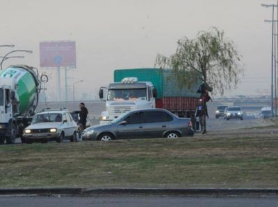 Un equipo period�stico de La Capital fue atacado en la zona sur de la ciudad