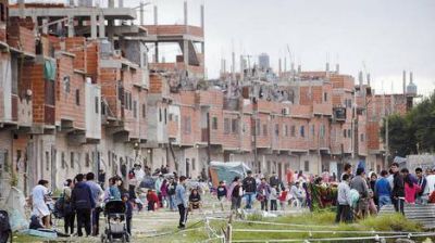 La toma en Lugano: Mientras esperan vivienda, en la villa 20 construyen d�a y noche