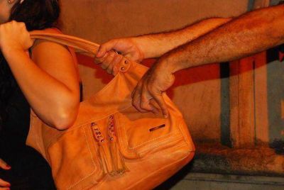 Le cortan la cartera y le roban 600 pesos a locutora en un arrebato