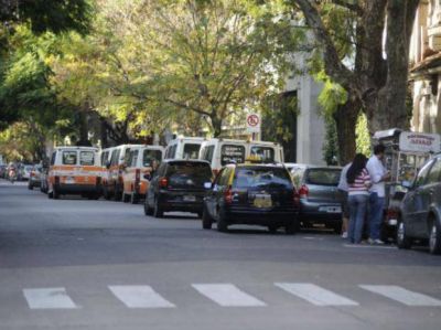 El municipio quiere prohibir el estacionamiento frente a unas 50 escuelas rosarinas