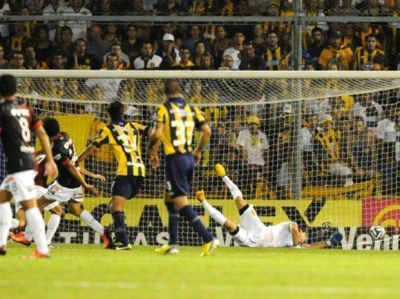 Central busc� la victoria durante todo el partido ante Col�n, pero el resultado le dio la espalda
