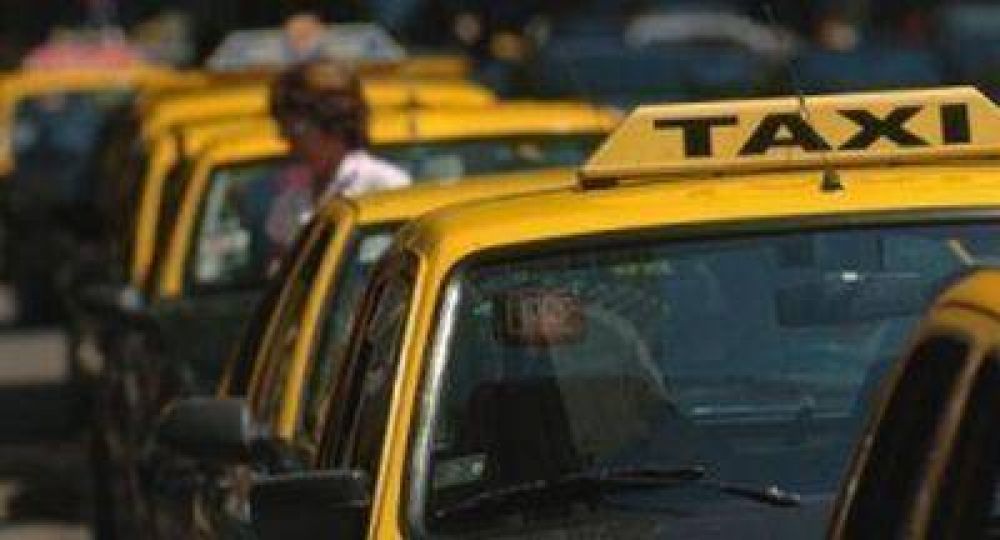 Taxistas quieren desdoblar el ajuste de tarifa