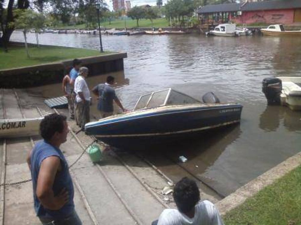 Rescate de una lancha hundida en el R�o Tigre 