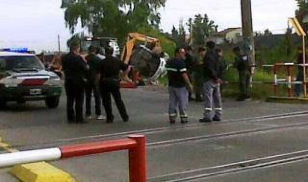 Tren arroll� auto en Ezeiza: Cuatro gendarmes muertos y dos heridos