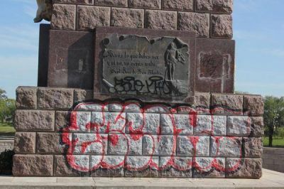 El monumento a San Mart�n, victima de pintadas y robo de placas