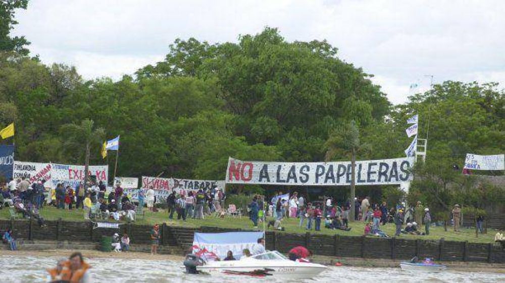 Por agua y tierra, asamble�stas de Gualeguaych� volvieron a marchar contra UPM
