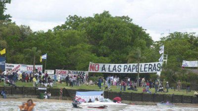Por agua y tierra, asamble�stas de Gualeguaych� volvieron a marchar contra UPM