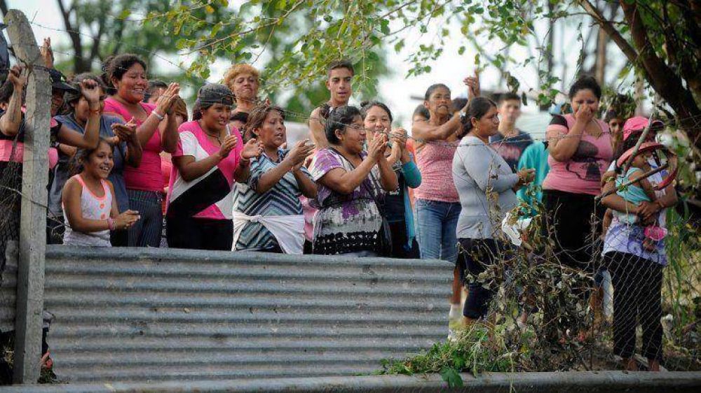 Contin�a la toma en el predio de Lugano y los ocupantes ya construyen viviendas