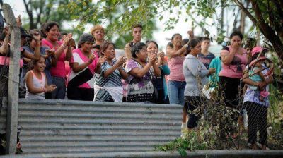 Contin�a la toma en el predio de Lugano y los ocupantes ya construyen viviendas