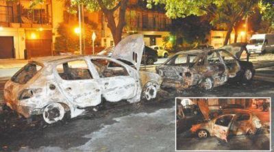 Queman siete autos tras la muerte de un joven en un confuso episodio