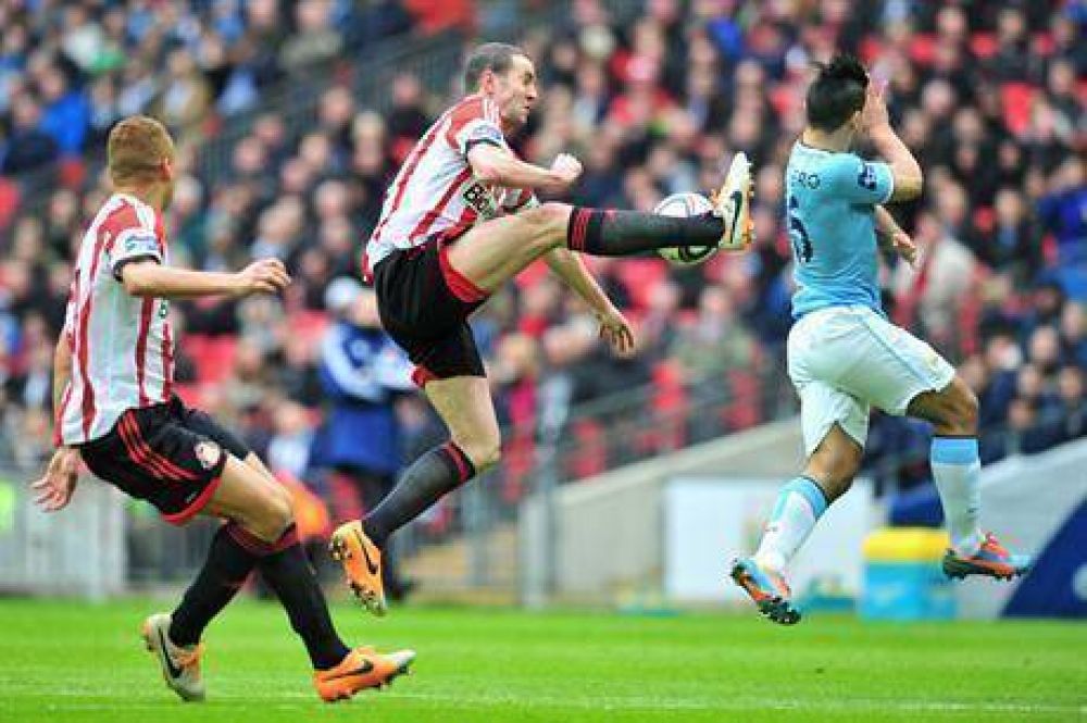 Con dos golazos, y en un minuto, el City dio vuelta la final ante Sunderland