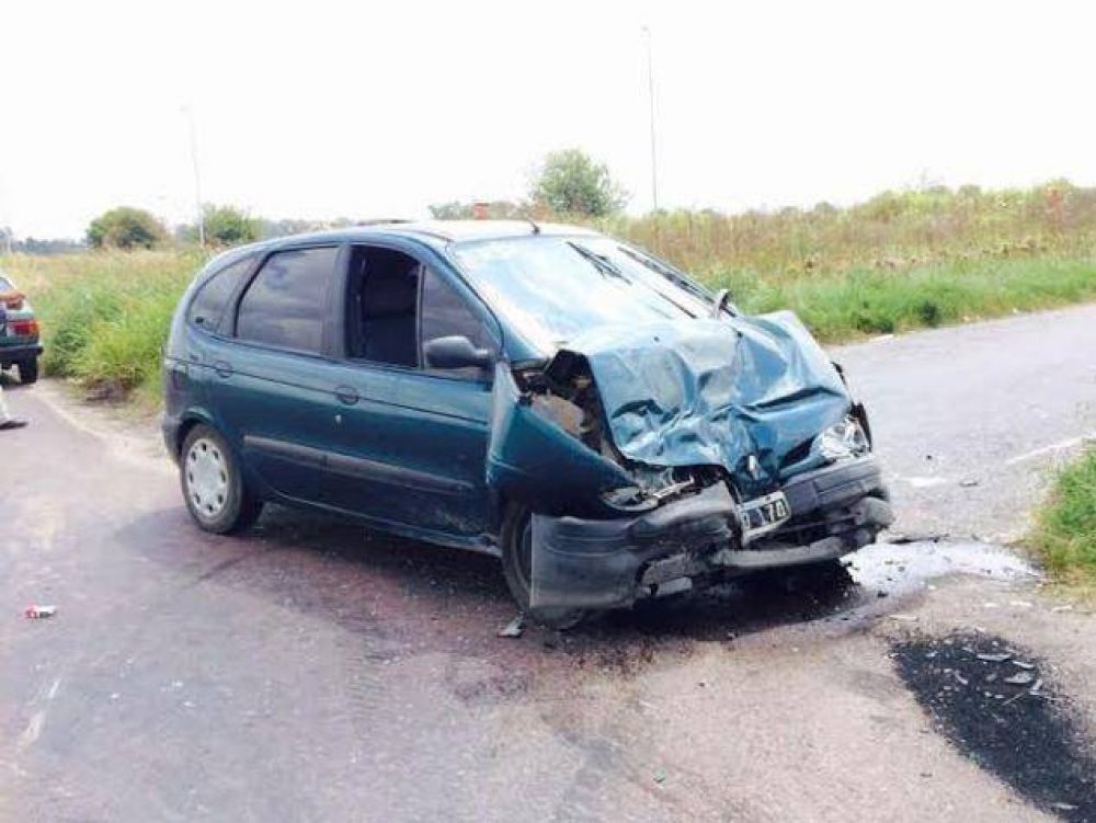 Dos autos chocaron en el cruce de las rutas 5 y 6