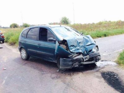 Dos autos chocaron en el cruce de las rutas 5 y 6