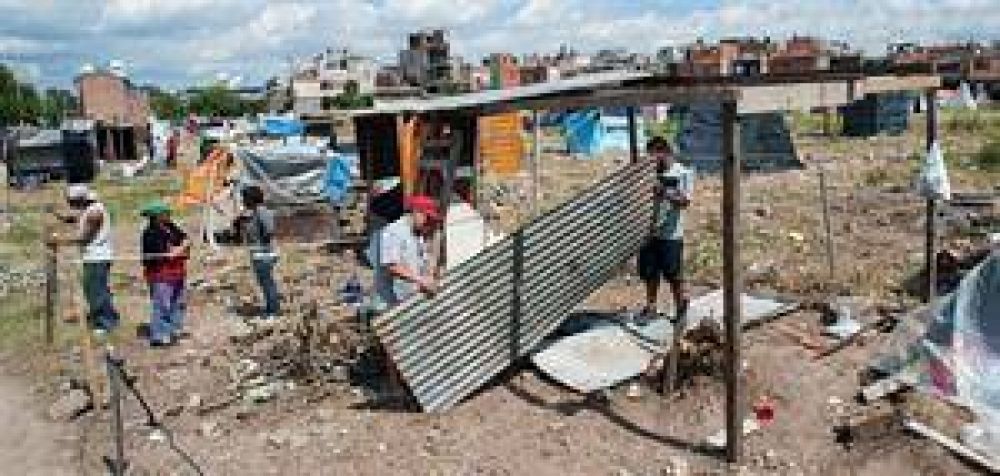 La Justicia se�al� a tres familias como l�deres de la toma