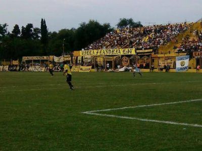 Flandria qued� en deuda ante su gente y fue goleado por Platense