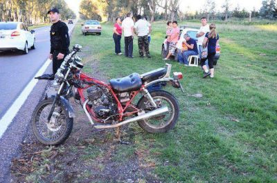 Motociclista accidentado: acusa a un cami�n pero la polic�a no le cree