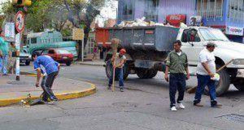 Ms de 600 empleados salen a limpiar calles y acequias de Guaymalln