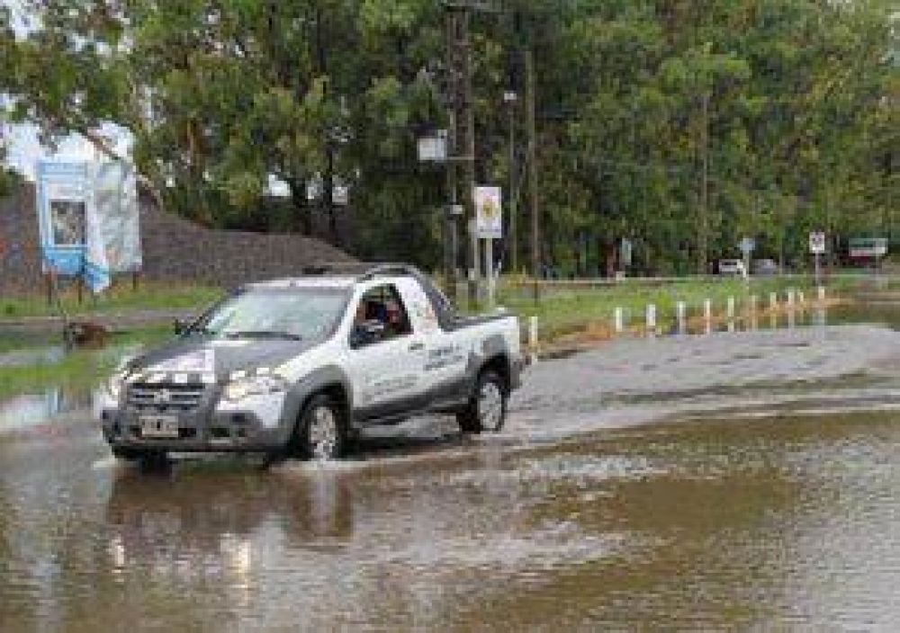 Pinedo: "Hace 30 d�as que llueve y no podemos hacer nada por los caminos"