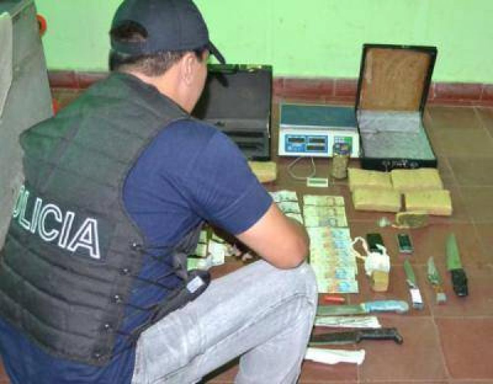 La Polic�a desmantel� dos centros de distribuci�n de drogas y secuestr� marihuana, coca�na y arma de fuego