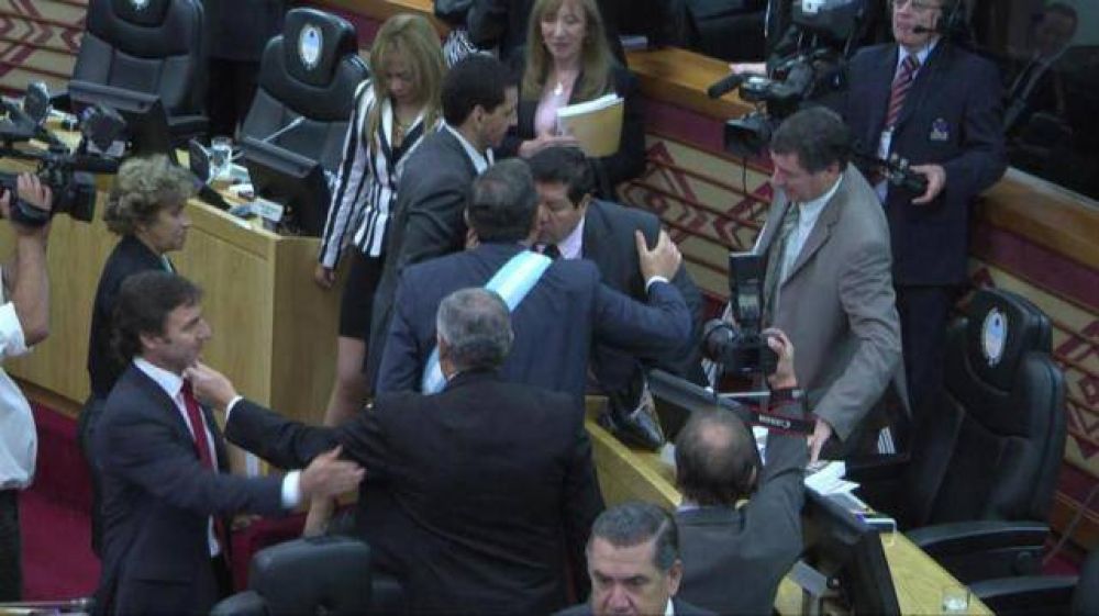 Alperovich abraz� a tres d�scolos, que el jueves esperan a Massa