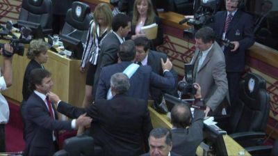 Alperovich abraz� a tres d�scolos, que el jueves esperan a Massa