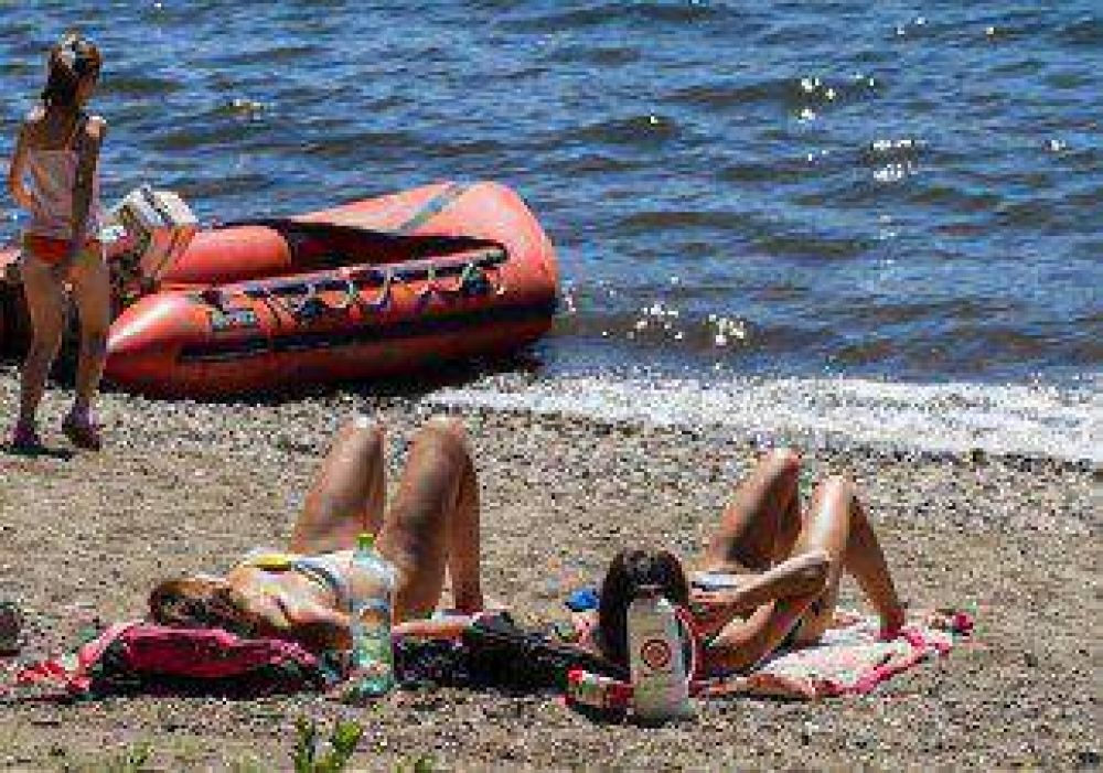 Miles de turistas disfrutan de las playas acompa�ados por el buen tiempo 