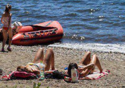 Miles de turistas disfrutan de las playas acompa�ados por el buen tiempo 