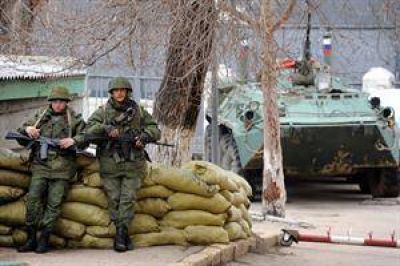 Pese a la presi�n de Occidente, Rusia asumi� el control militar de Crimea