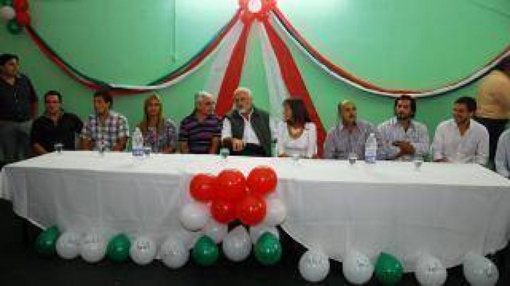 UCR: Guzm�n se alej� oficialmente de Castillo
