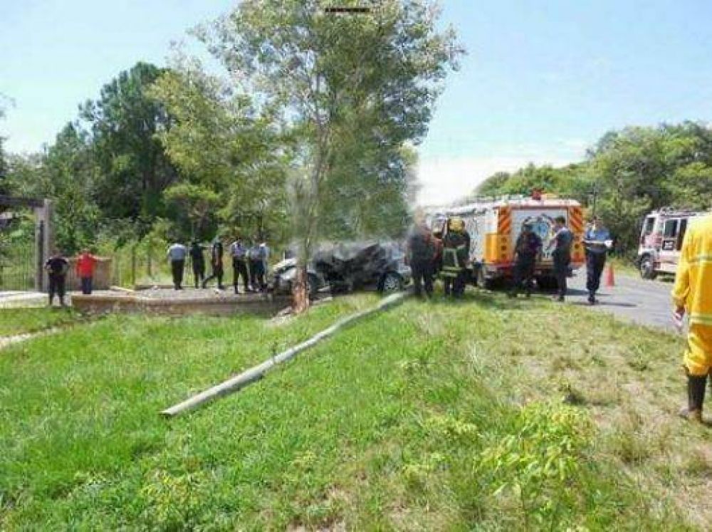 Una mujer muri� al despistar y chocar contra un poste de luz