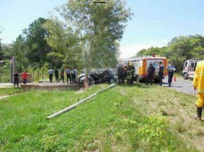 Una mujer muri� al despistar y chocar contra un poste de luz