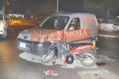 Un joven sufri� heridas tras impactar contra una camioneta