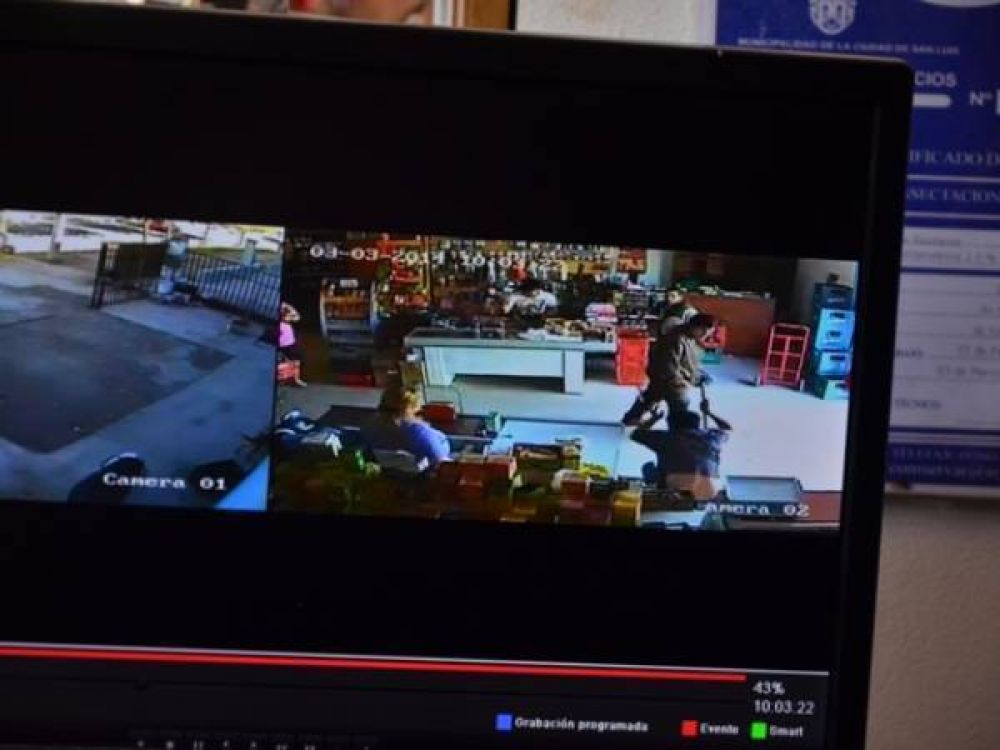 Asaltantes armados robaron un supermercado chino