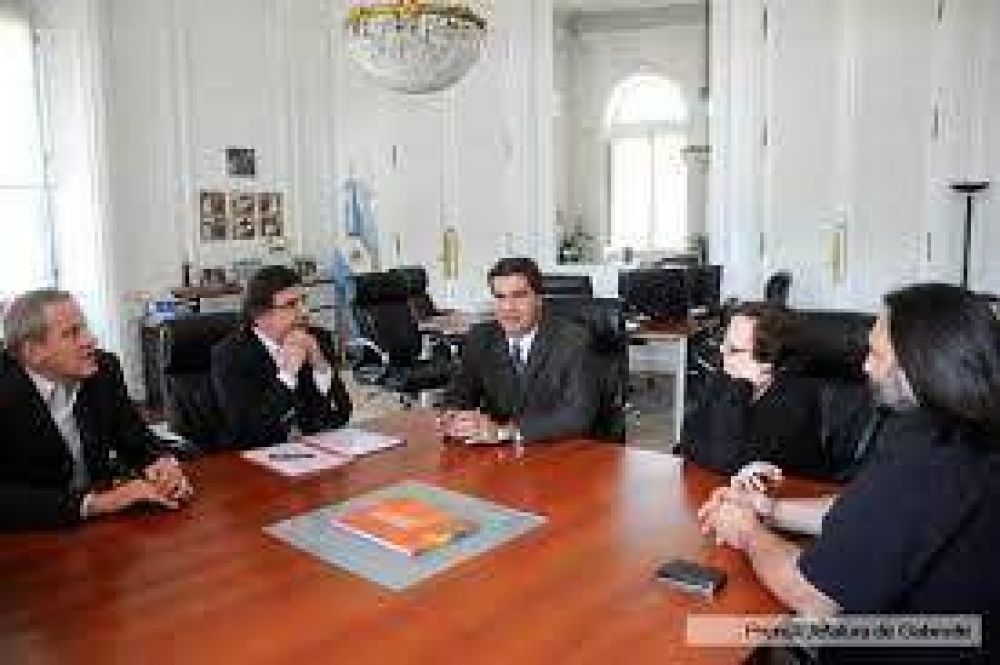 El Gobierno y los docentes vuelven a reunirse por las paritarias este martes a las 10
